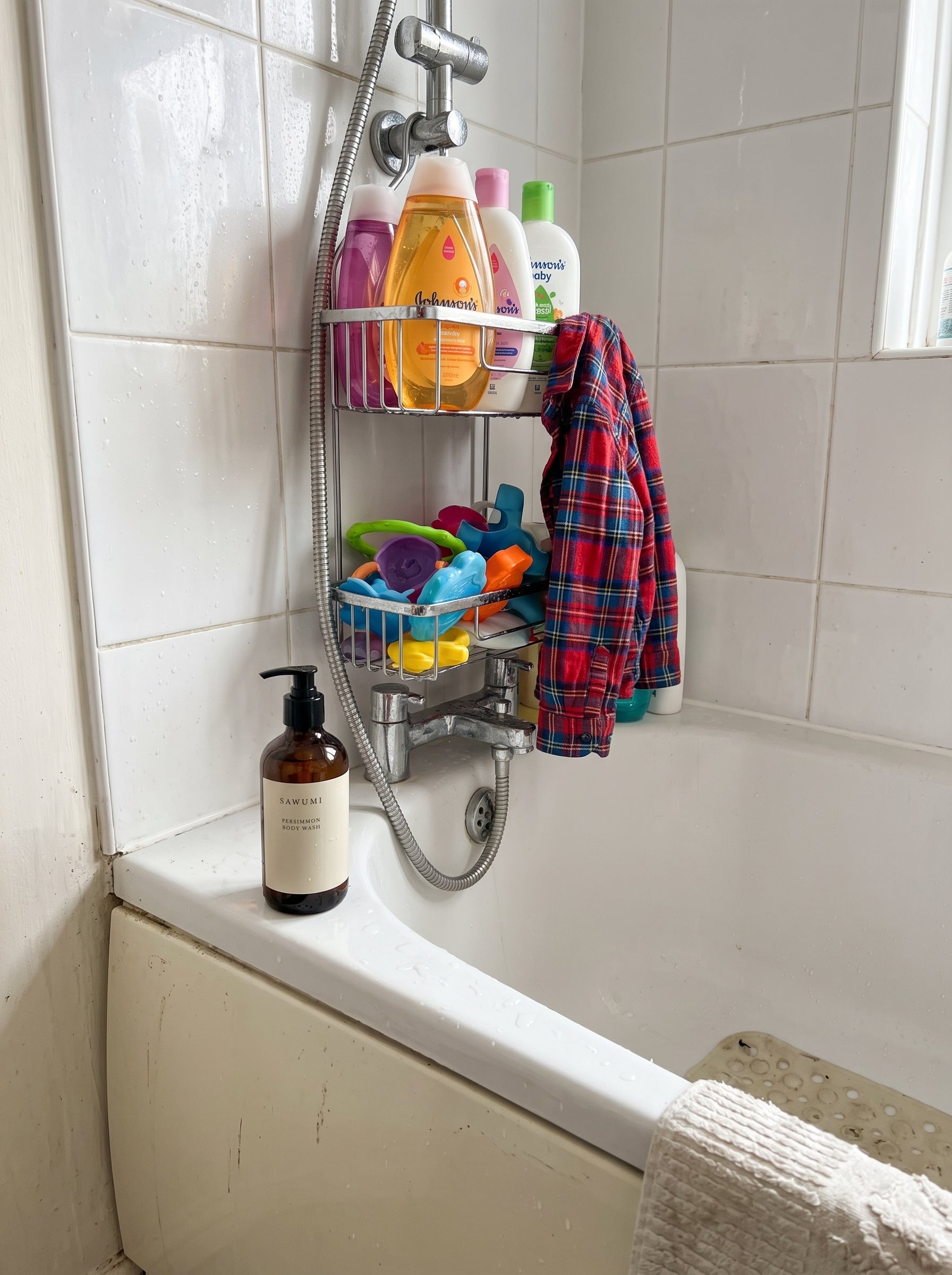 Customer with his SAWUMI body wash by the shower